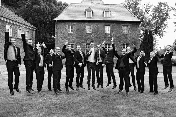 Gruppe M�nner springt in die Luft - Hochzeit in Essen